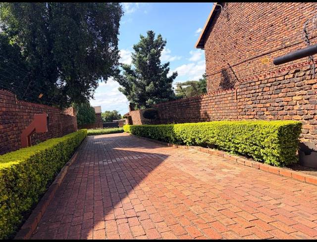 3 BEDROOM TOWNHOUSE FOR SALE IN SILVERTON